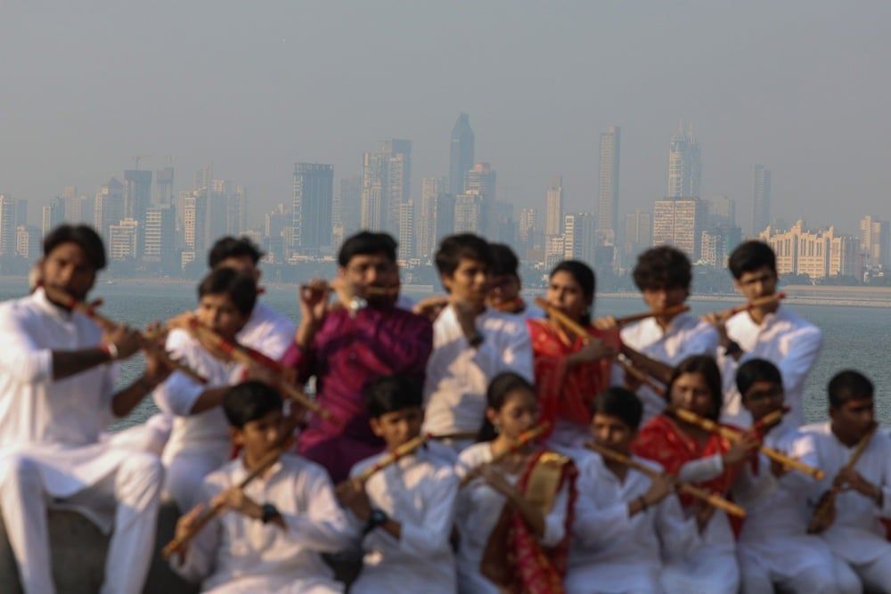 عازفو الفلوت الهنود يتدربون في منطقة مارين درايف في مومباي استعداداً لعزف سيمفونية الفلوت (9) عازفو الفلوت الهنود يتدربون في منطقة مارين درايف في مومباي استعداداً لعزف سيمفونية الفلوت (9)