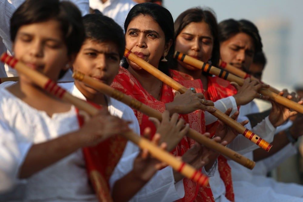 عازفو الفلوت الهنود يتدربون في منطقة مارين درايف في مومباي استعداداً لعزف سيمفونية الفلوت (8) عازفو الفلوت الهنود يتدربون في منطقة مارين درايف في مومباي استعداداً لعزف سيمفونية الفلوت (8)