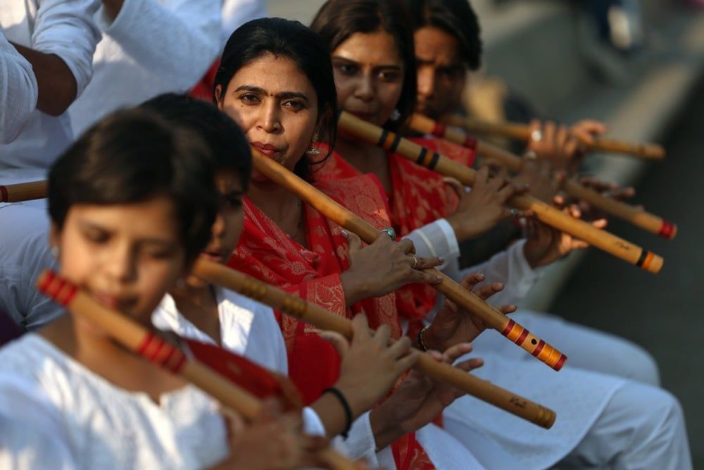 عازفو الفلوت الهنود يتدربون في منطقة مارين درايف في مومباي استعداداً لعزف سيمفونية الفلوت (2) عازفو الفلوت الهنود يتدربون في منطقة مارين درايف في مومباي استعداداً لعزف سيمفونية الفلوت (2)