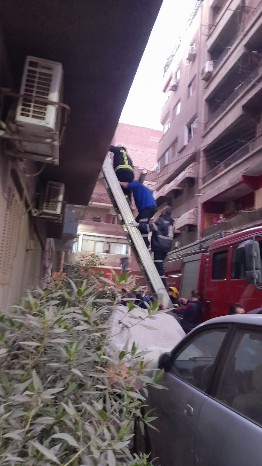 الحماية المدنية تحاول إطفاء الحريق الحماية المدنية تحاول إطفاء الحريق