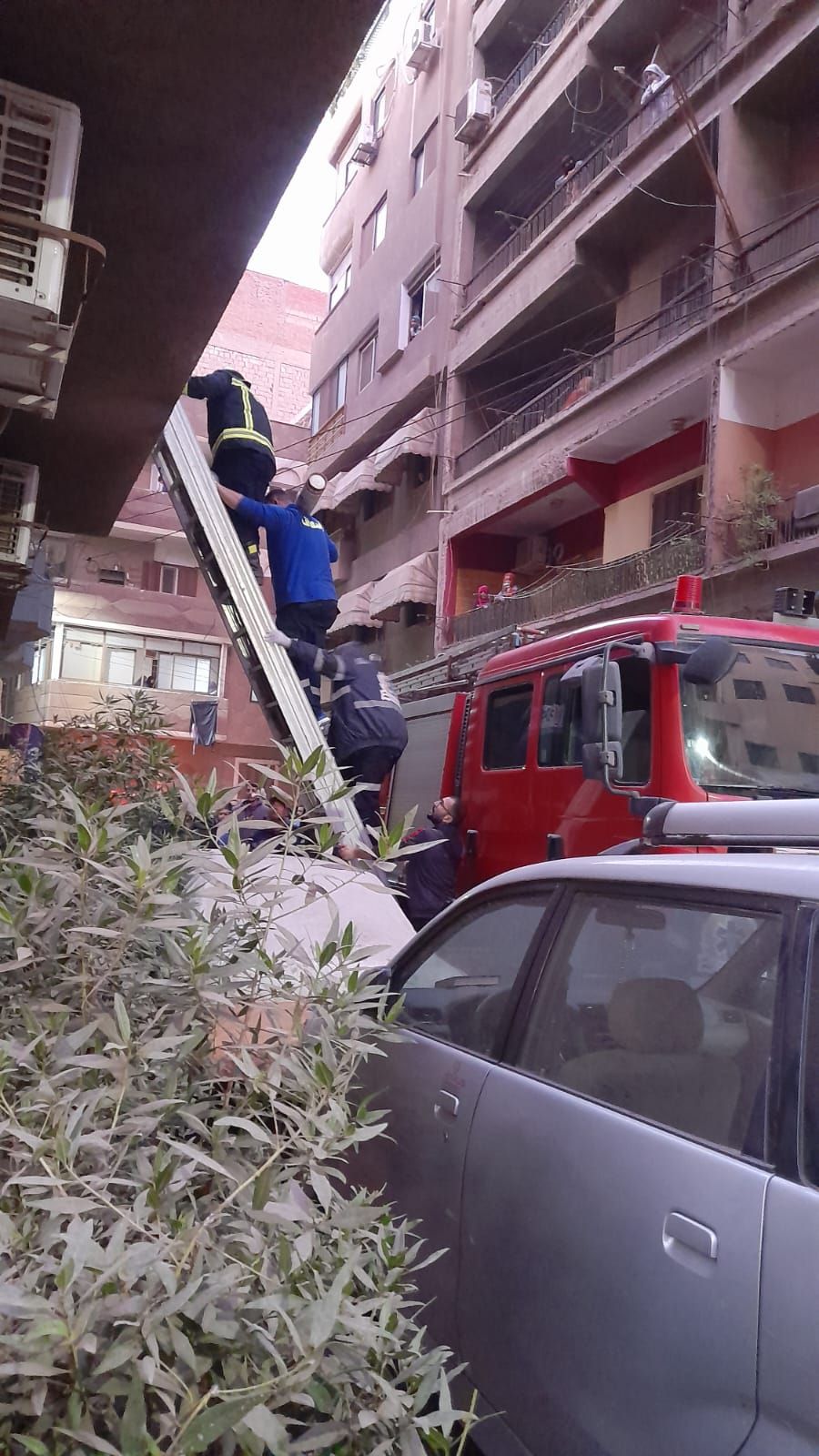 محاولات إطفاء الحريق محاولات إطفاء الحريق