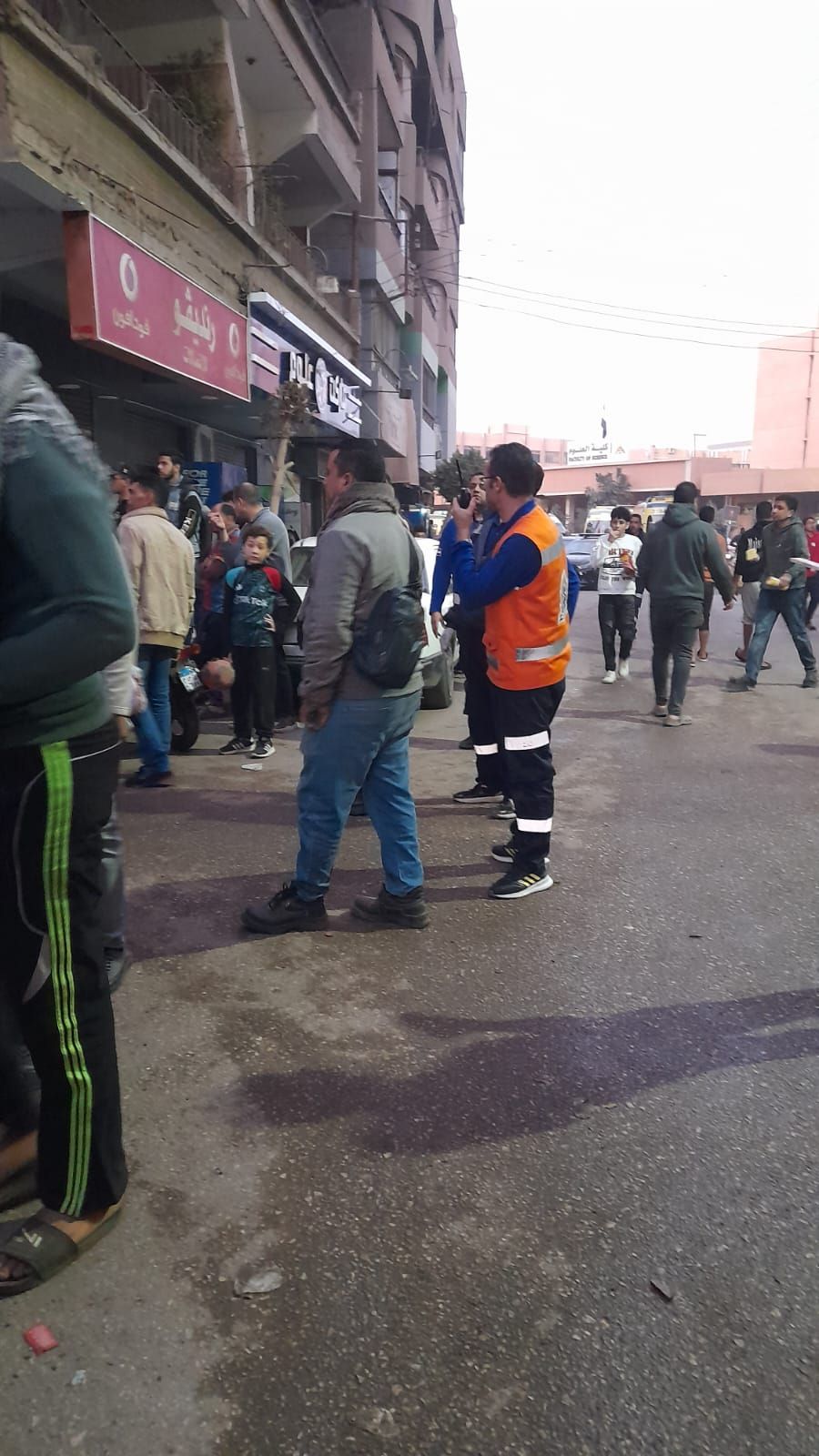 محاولة إنقاذ المصابين محاولة إنقاذ المصابين