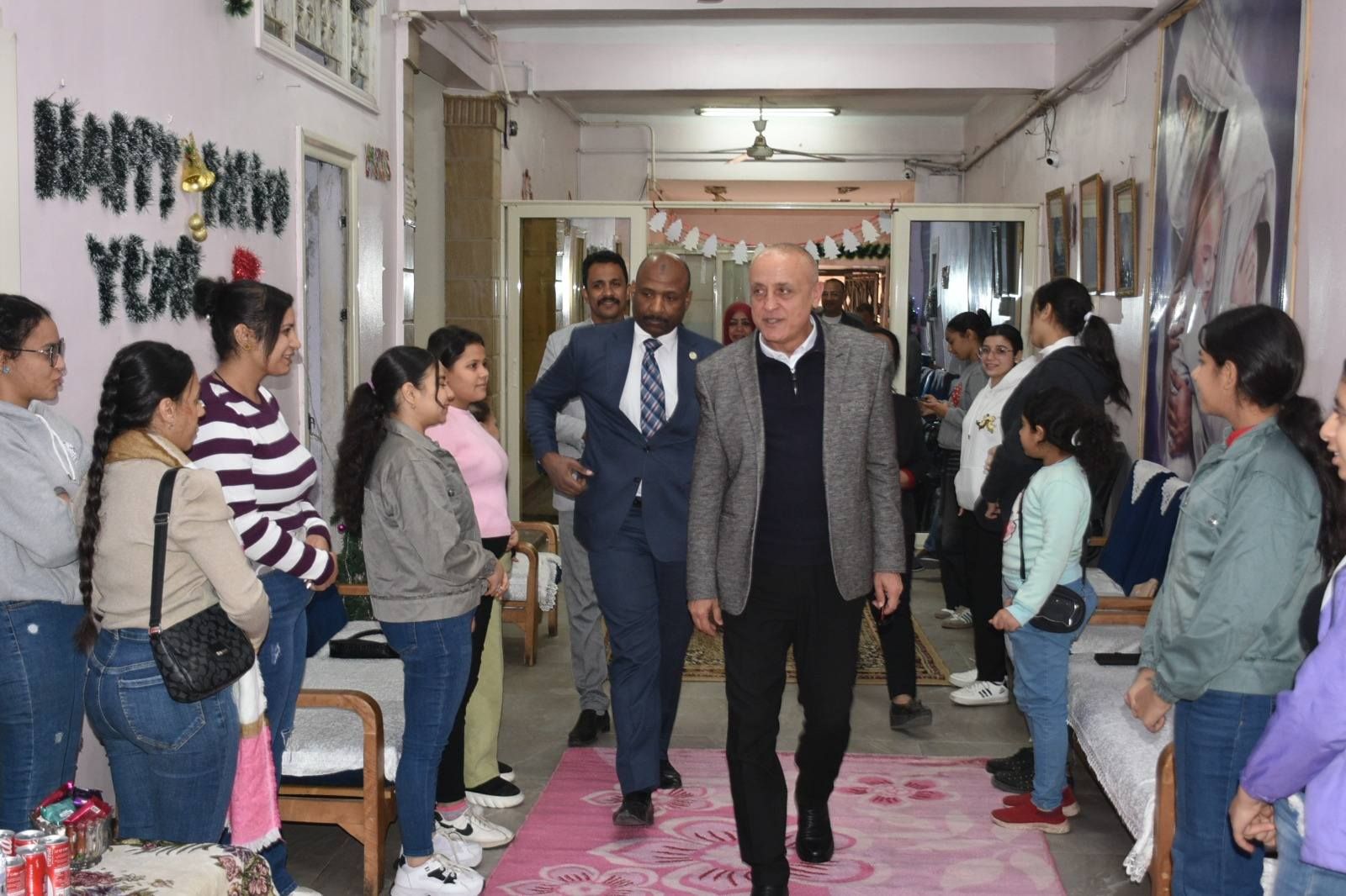 محافظ الأقصر يقدم التهاني والعيديات لأطفال الجمعيات بعيد الميلاد المجيد محافظ الأقصر يقدم التهاني والعيديات لأطفال الجمعيات بعيد الميلاد المجيد