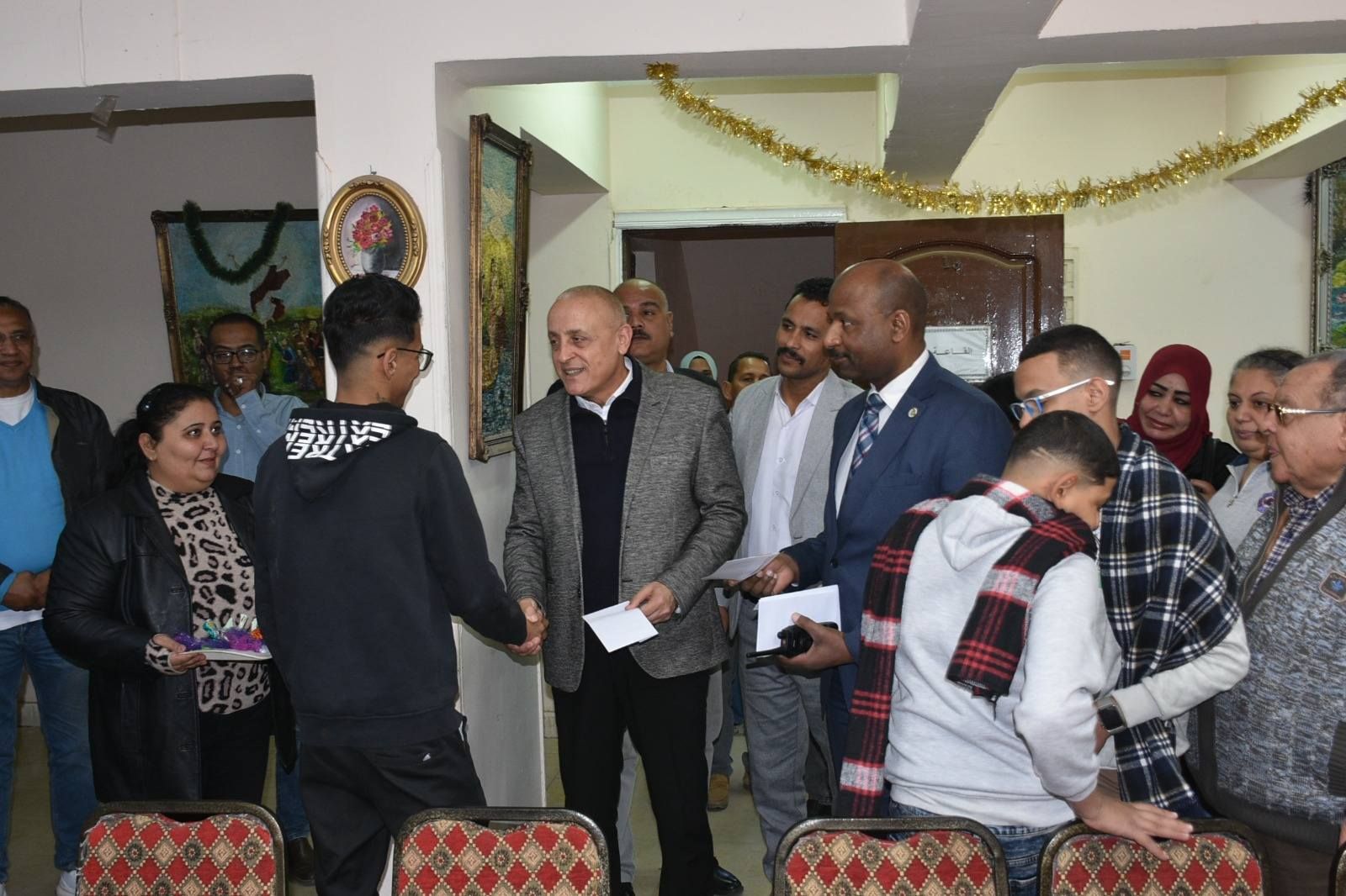 محافظ الأقصر يقدم التهاني والعيديات لأطفال الجمعيات بعيد الميلاد محافظ الأقصر يقدم التهاني والعيديات لأطفال الجمعيات بعيد الميلاد