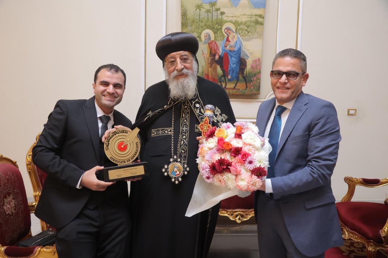 الكاتب الصحفى عبدالفتاح عبدالمنعم وقداسة البابا تواضروس الثانى والزميل محمد الأحمدى الكاتب الصحفى عبدالفتاح عبدالمنعم وقداسة البابا تواضروس الثانى والزميل محمد الأحمدى