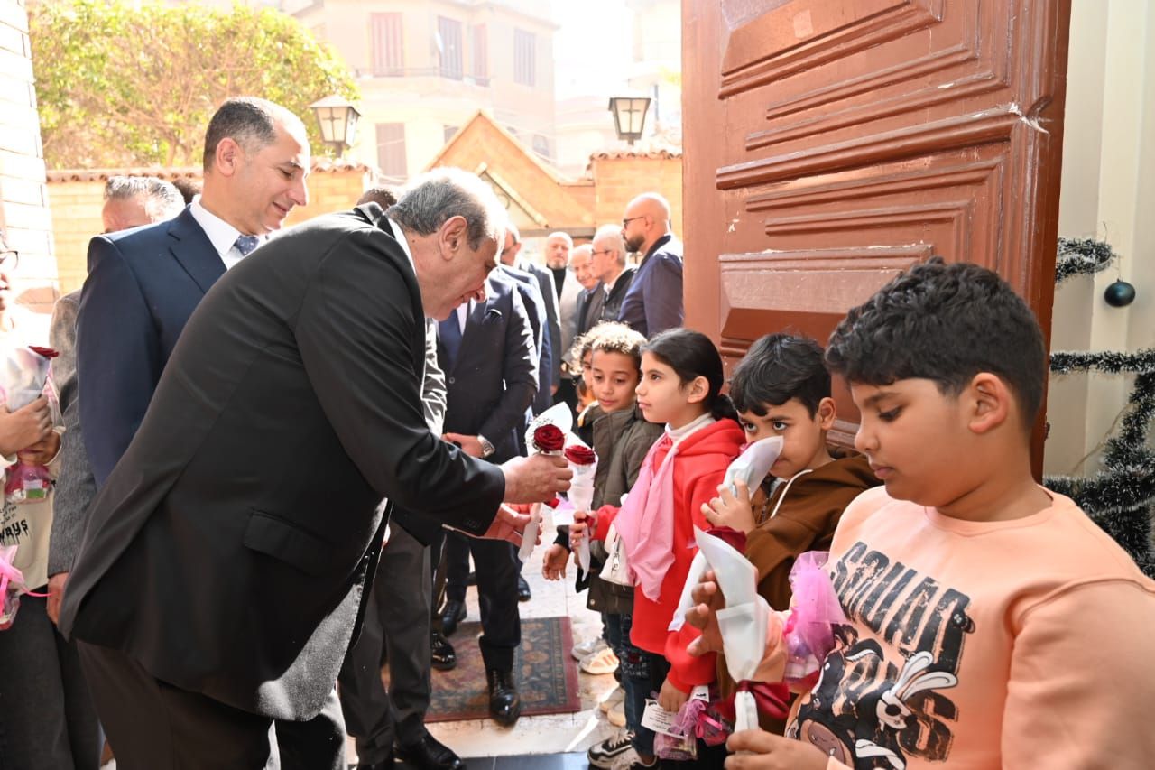 توزيع الهدايا توزيع الهدايا