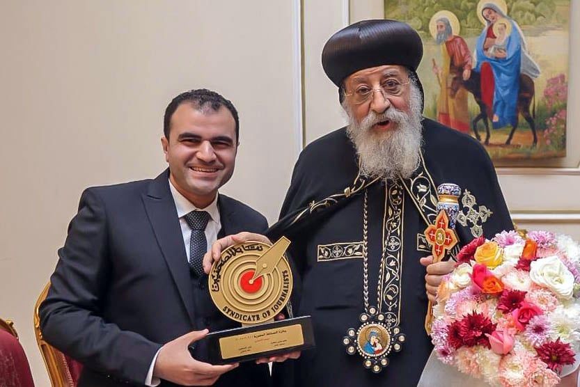 قداسة البابا تواضروس الثانى ودرع نقابة الصحفيين قداسة البابا تواضروس الثانى ودرع نقابة الصحفيين