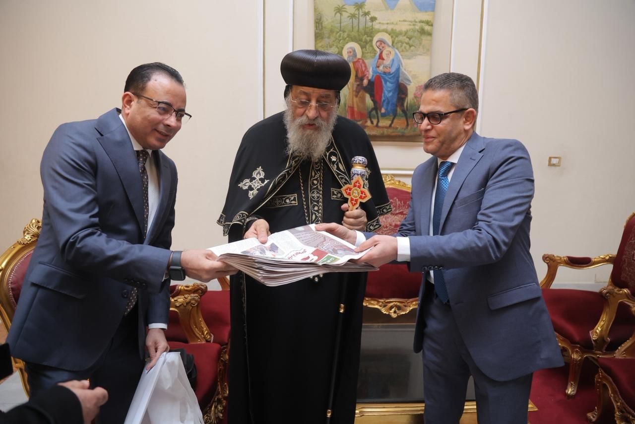 تقديم عدد اليوم السابع هدية تذكارية لقداسة البابا تقديم عدد اليوم السابع هدية تذكارية لقداسة البابا