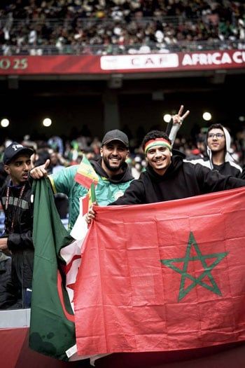 العلم المغربى والجزائرى من ملعب المباراة العلم المغربى والجزائرى من ملعب المباراة