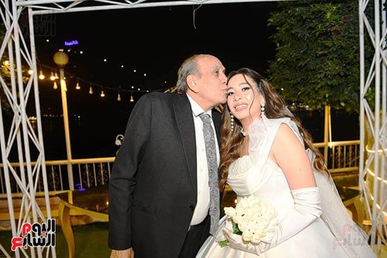 منير-مكرم-يقبل-راس-ابنته منير-مكرم-يقبل-راس-ابنته