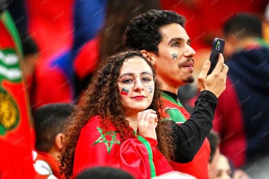 فتاة مغربية تساند المنتخب من داخل ملعب المباراة فتاة مغربية تساند المنتخب من داخل ملعب المباراة