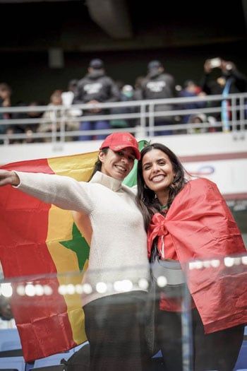 الفتيات يزين المدرجات الفتيات يزين المدرجات