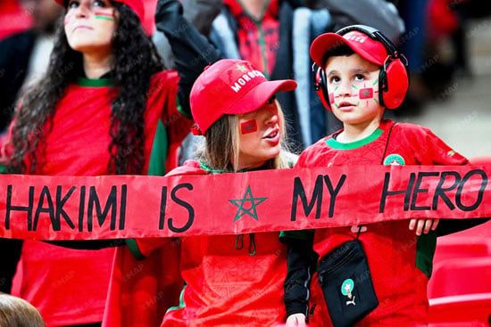 جمهور المغرب ولافتة تساند أشرف حكيمى جمهور المغرب ولافتة تساند أشرف حكيمى