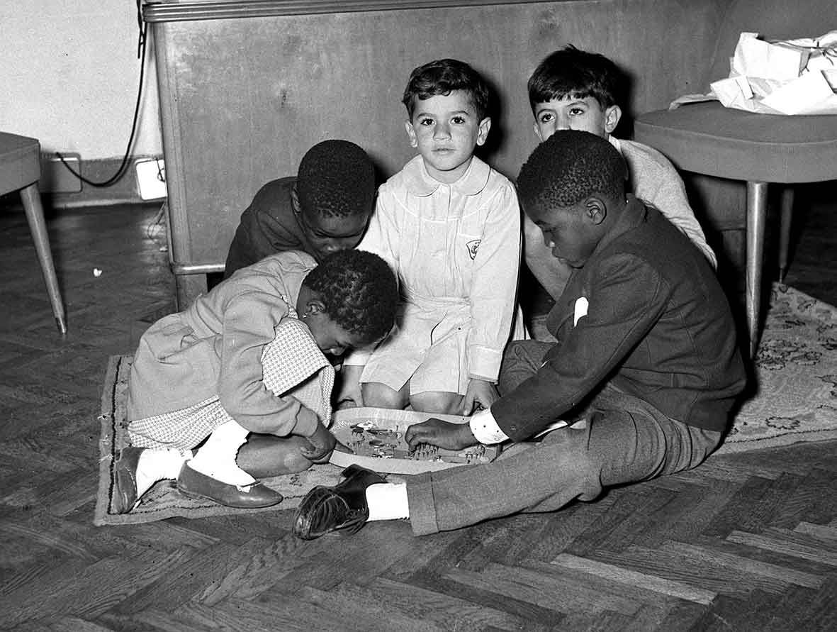 أطفال لومومبا برفقة أبناء الزعيم جمال عبدالناصر