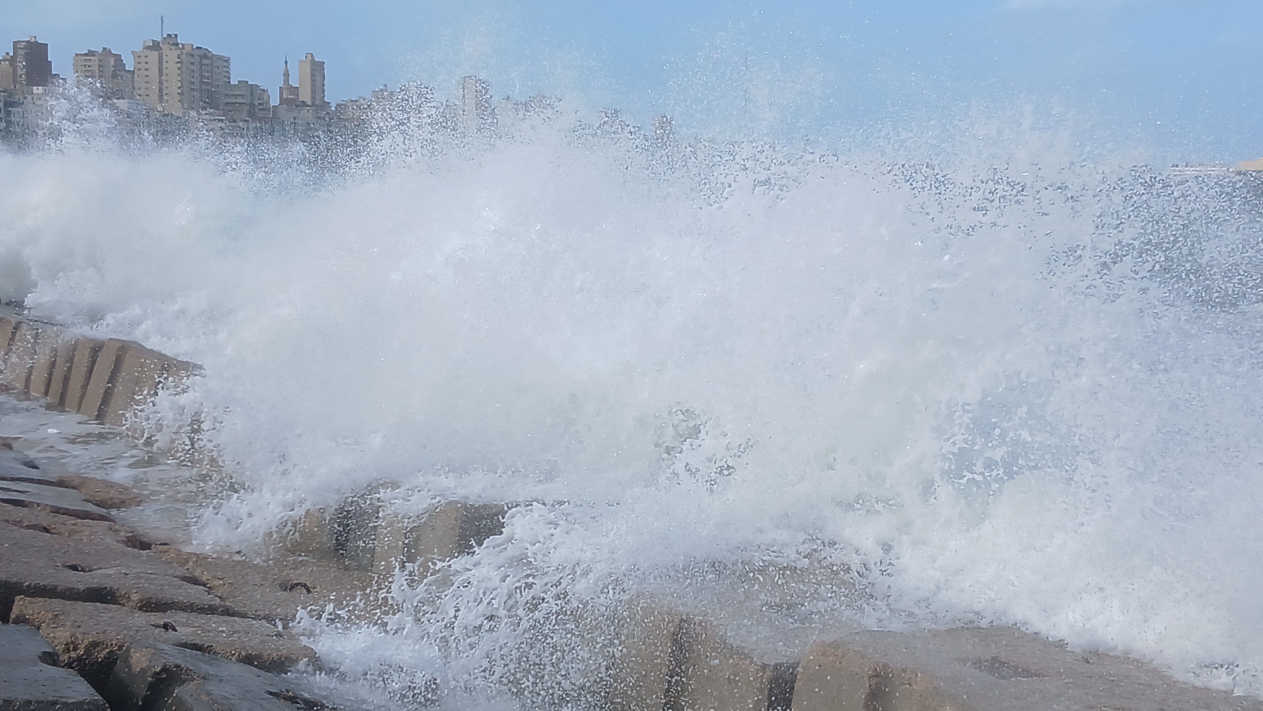 الأمواج تصل الي 5 أمتار علي شواطي الإسكندرية الأمواج تصل الي 5 أمتار علي شواطي الإسكندرية