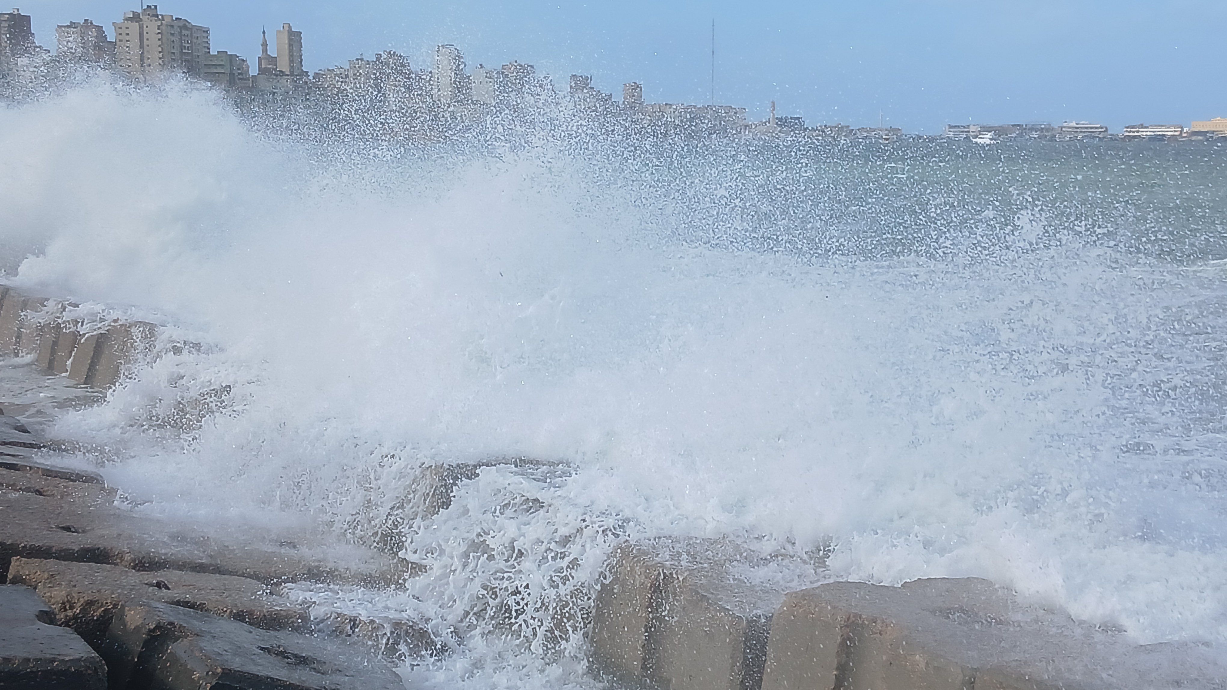 ارتفاع أمواج البحر في الإسكندرية ارتفاع أمواج البحر في الإسكندرية
