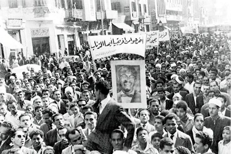 حشود المصريين يرفعون صور لومومبا