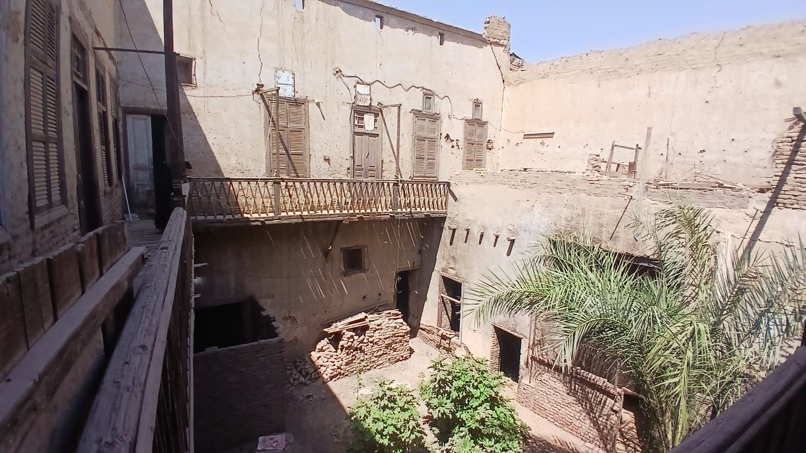 حديقة وغرف من الداخل حديقة وغرف من الداخل