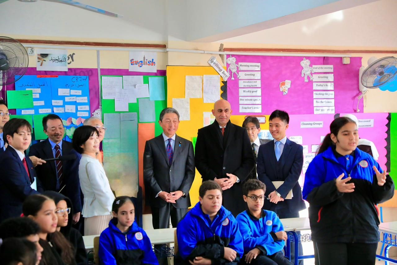 وزير التربية والتعليم يصطحب وفدا من البرلمان الياباني لزيارة مدرسة العبور وزير التربية والتعليم يصطحب وفدا من البرلمان الياباني لزيارة مدرسة العبور