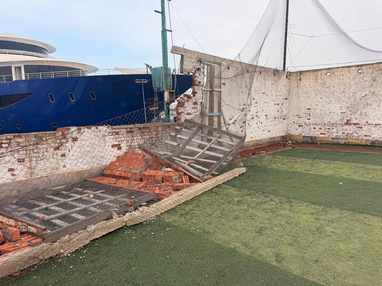 إنهيار جزئي لسور ملعب بدمياط إنهيار جزئي لسور ملعب بدمياط