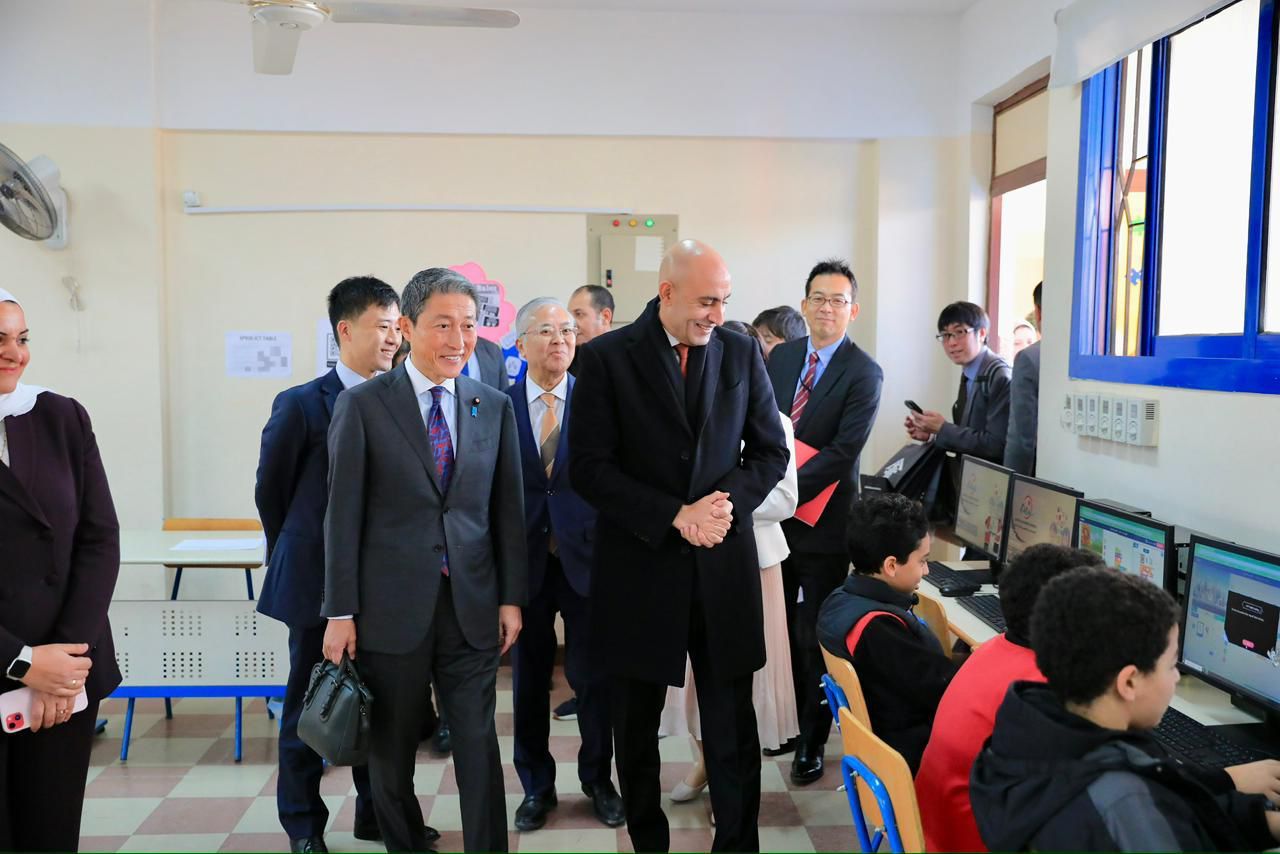 وزير التربية والتعليم يصطحب وفدا من البرلمان الياباني لزيارة مدرسة العبور وزير التربية والتعليم يصطحب وفدا من البرلمان الياباني لزيارة مدرسة العبور
