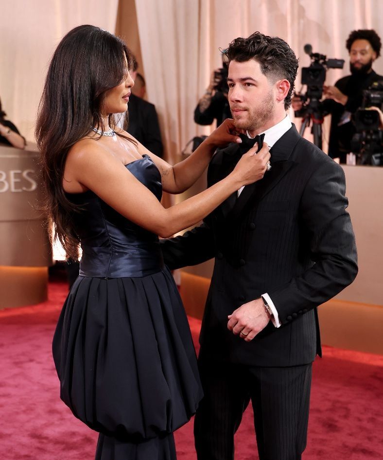 بريانكا تشوبرا ونيك جوناس في السجادة الحمراء للجولدن جلوب بريانكا تشوبرا ونيك جوناس في السجادة الحمراء للجولدن جلوب