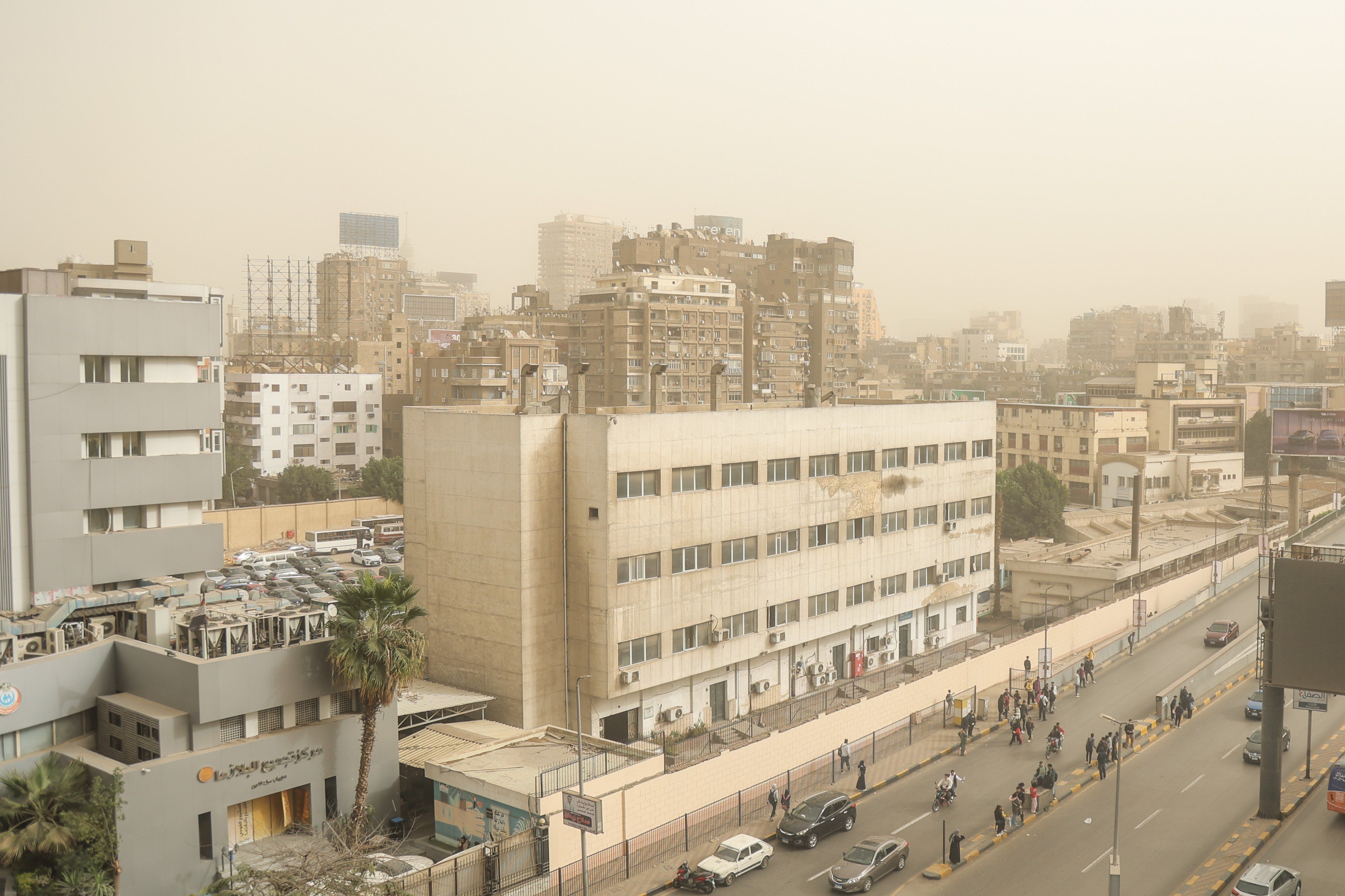 عاصفة ترابية تغطى السماء