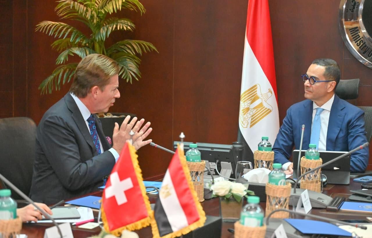 وزير الاستثمار والتجارة الخارجية يلتقي السفير السويسري بالقاهرة (2) وزير الاستثمار والتجارة الخارجية يلتقي السفير السويسري بالقاهرة (2)