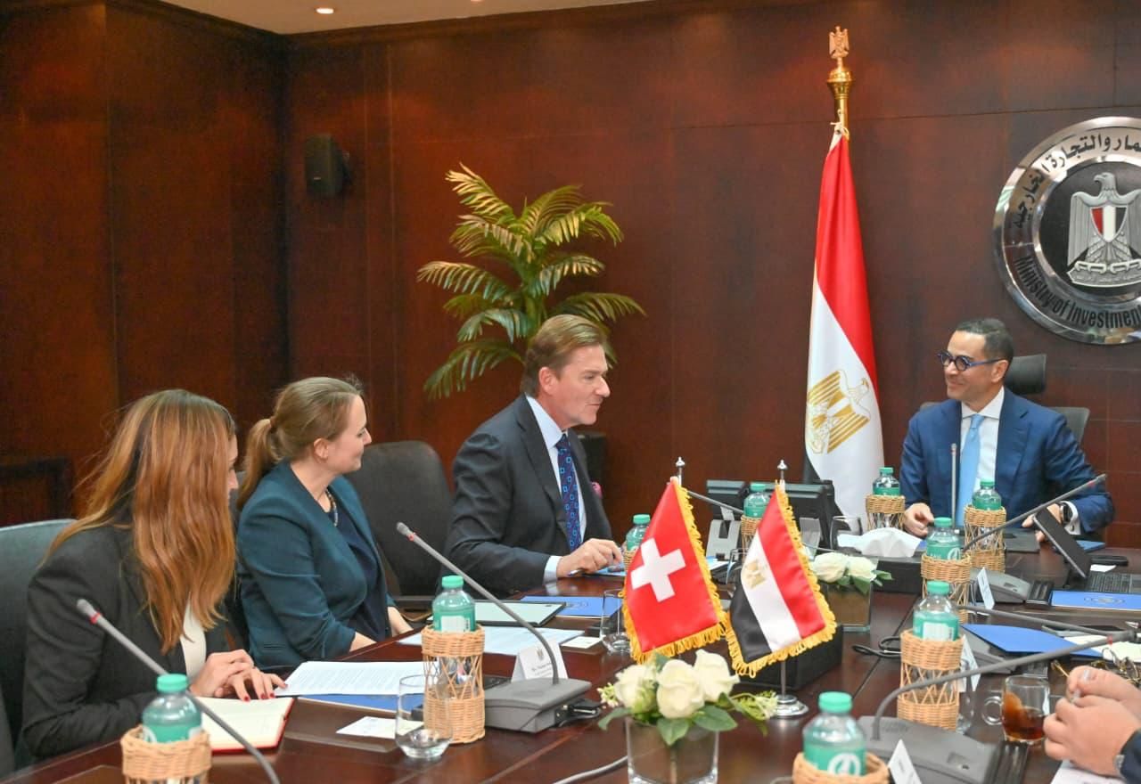 وزير الاستثمار والتجارة الخارجية يلتقي السفير السويسري بالقاهرة (3) وزير الاستثمار والتجارة الخارجية يلتقي السفير السويسري بالقاهرة (3)