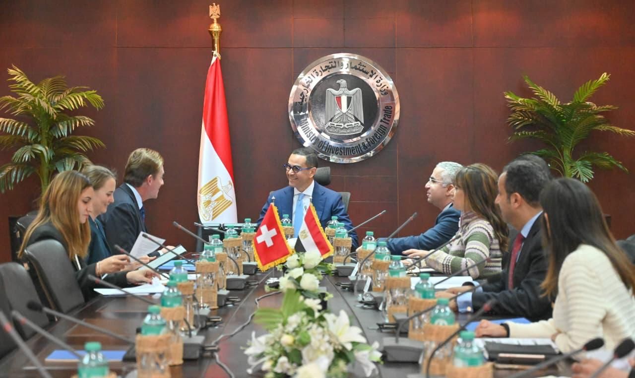 وزير الاستثمار والتجارة الخارجية يلتقي السفير السويسري بالقاهرة (4) وزير الاستثمار والتجارة الخارجية يلتقي السفير السويسري بالقاهرة (4)