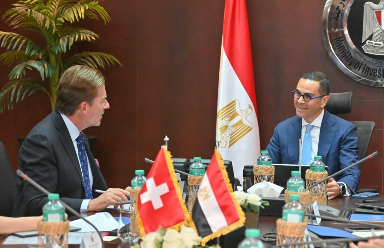 وزير الاستثمار والتجارة الخارجية يلتقي السفير السويسري بالقاهرة (1) وزير الاستثمار والتجارة الخارجية يلتقي السفير السويسري بالقاهرة (1)