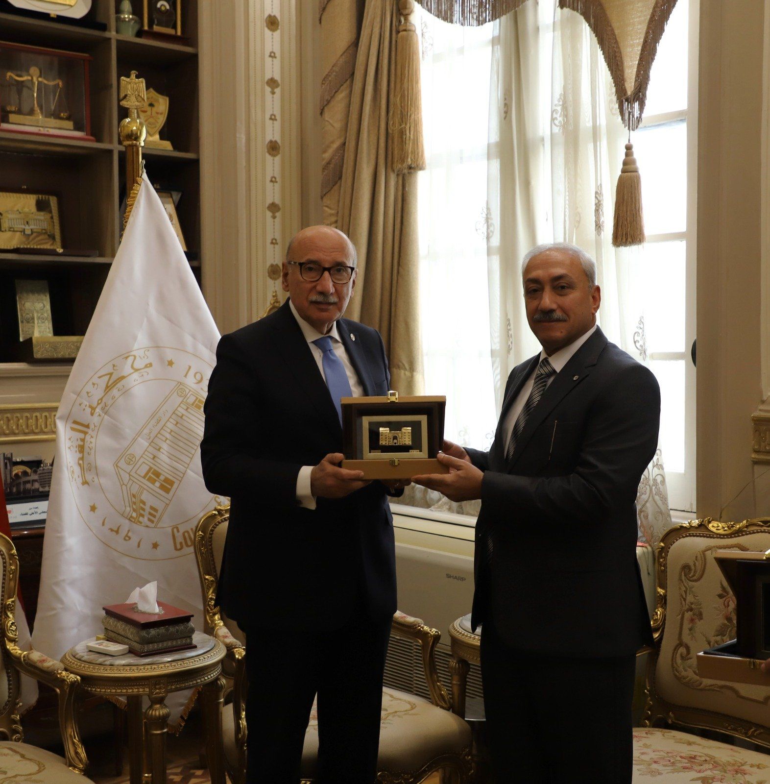 رئيس مجلس القضاء الأعلى يستقبل رئيس محكمة تمييز قوى الأمن الداخلي لجمهورية العراق (6) رئيس مجلس القضاء الأعلى يستقبل رئيس محكمة تمييز قوى الأمن الداخلي لجمهورية العراق (6)