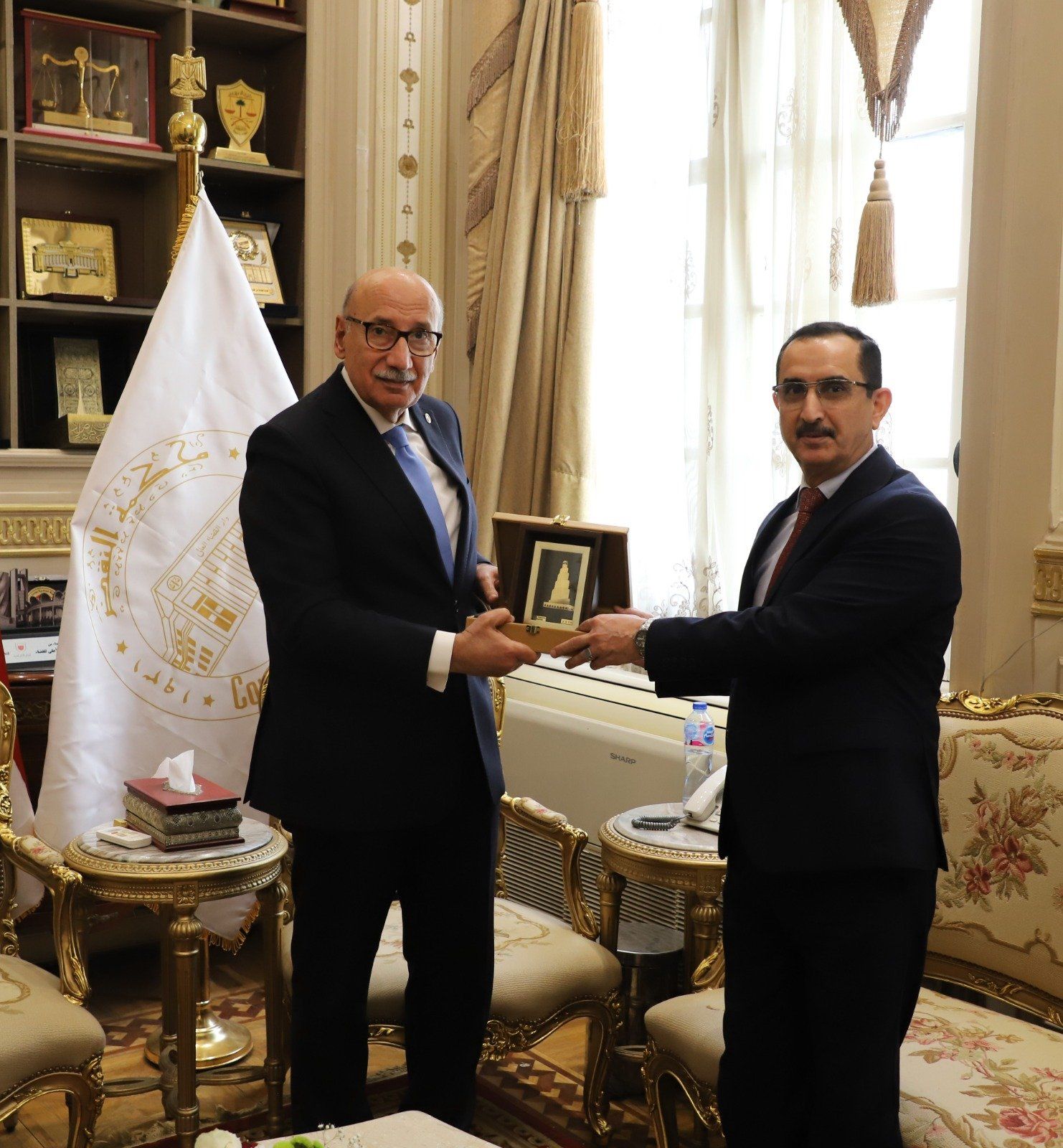 رئيس مجلس القضاء الأعلى يستقبل رئيس محكمة تمييز قوى الأمن الداخلي لجمهورية العراق (4) رئيس مجلس القضاء الأعلى يستقبل رئيس محكمة تمييز قوى الأمن الداخلي لجمهورية العراق (4)