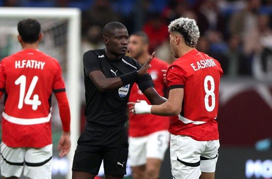 إمام عاشور مع حكم المباراة إمام عاشور مع حكم المباراة