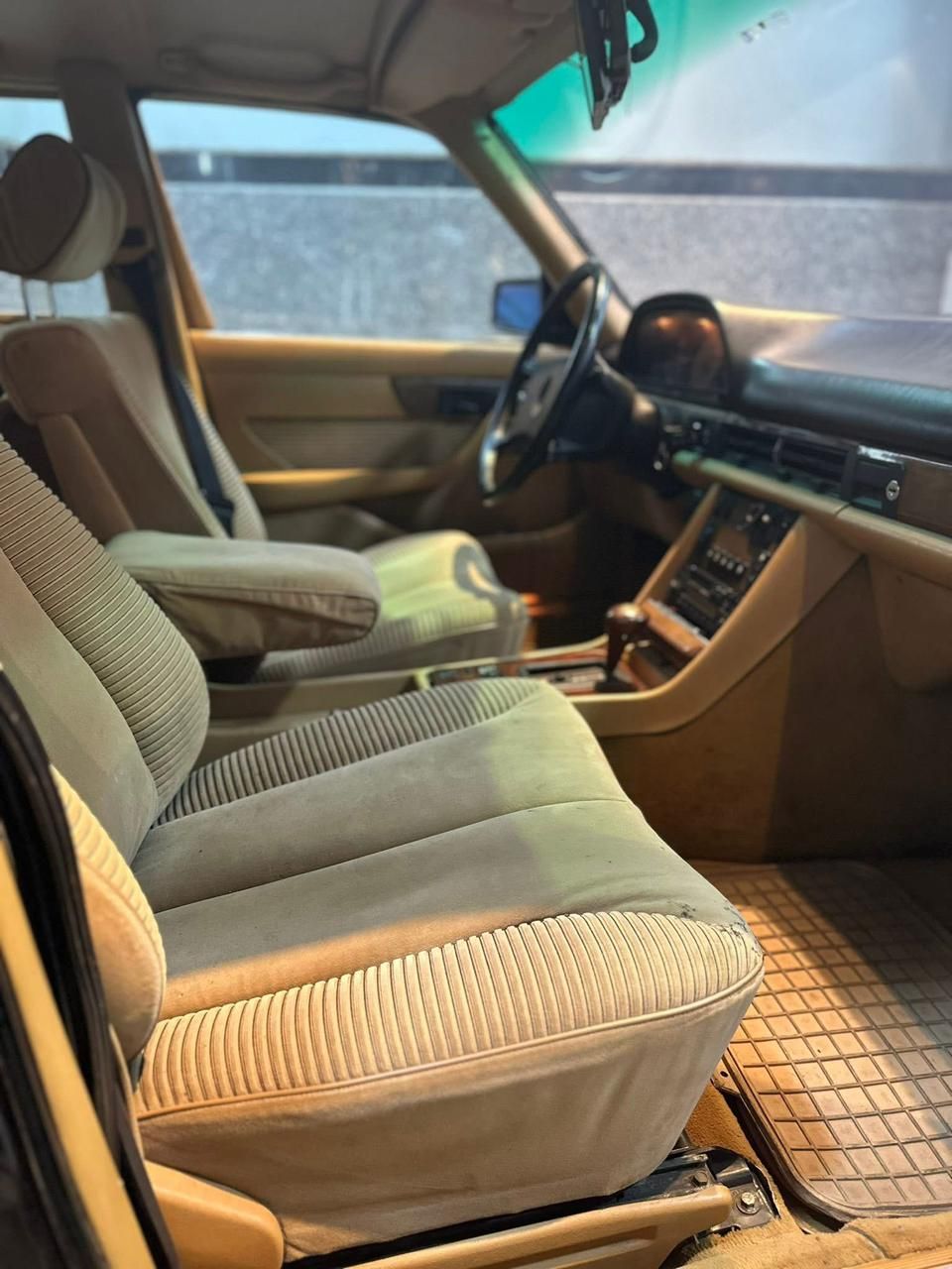 السيارة من الداخل