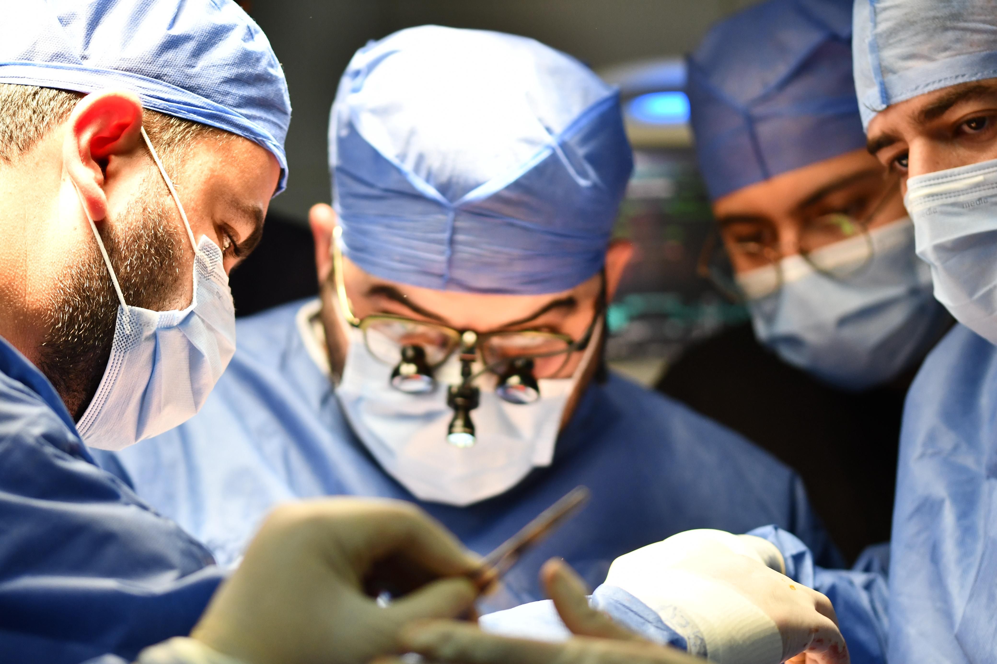 فريق طبي بمستشفى أجا ينجح في إعادة بناء الوجه لمريض