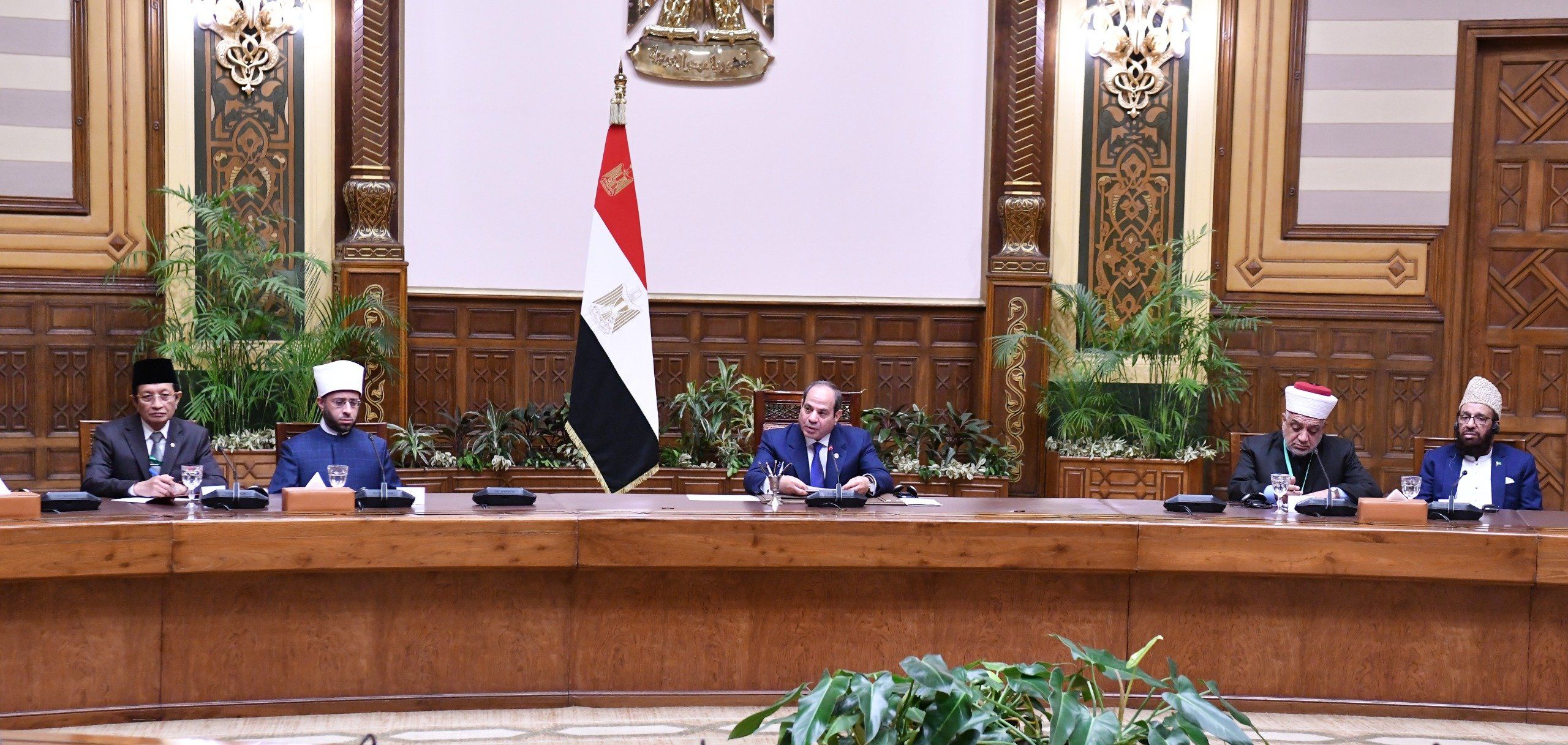 الرئيس السيسى يستقبل نخبة من المشاركين فى فعاليات المؤتمر الدولى للمجلس الأعلى للشؤون الإسلامية (4)