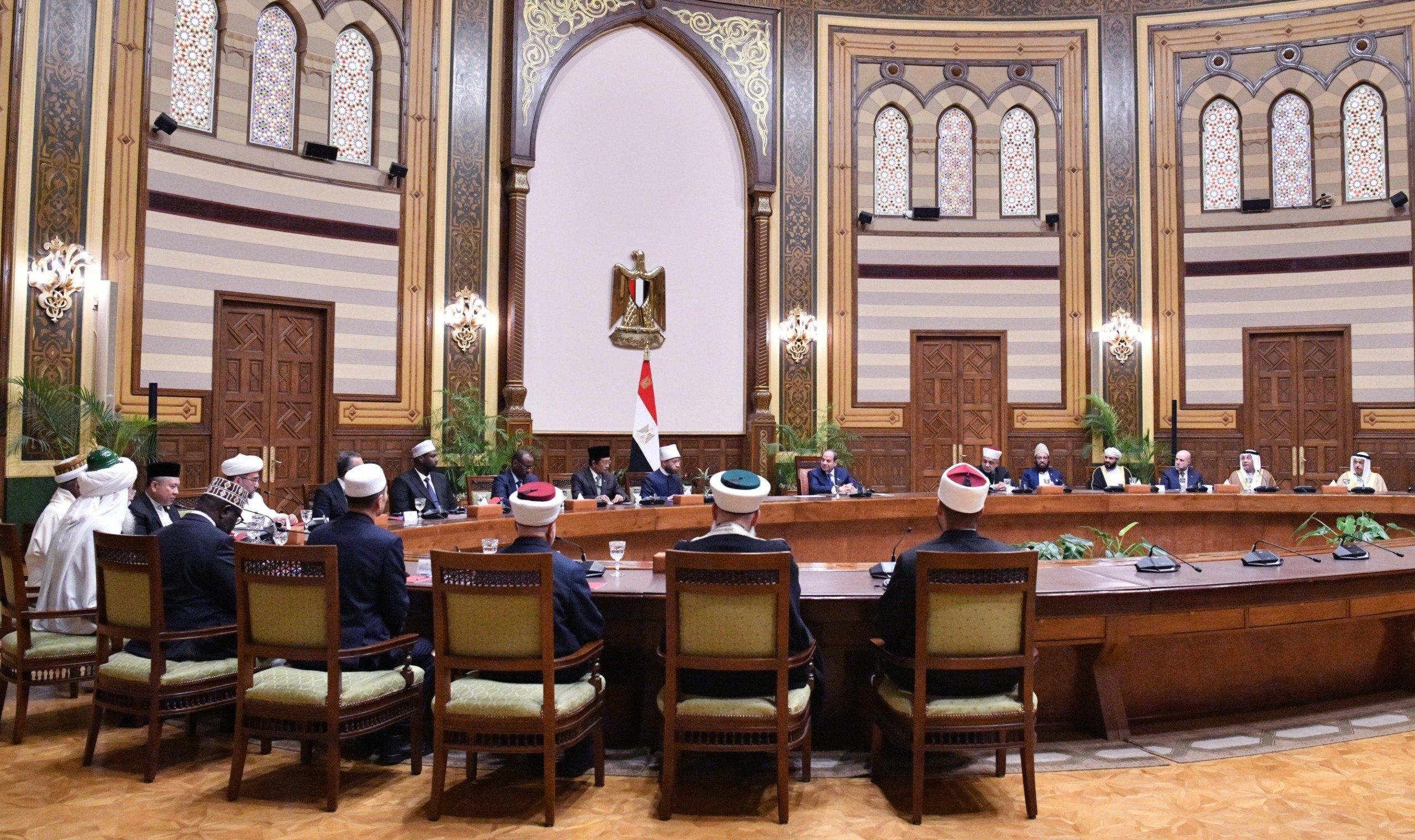 الرئيس السيسى يستقبل نخبة من المشاركين فى فعاليات المؤتمر الدولى للمجلس الأعلى للشؤون الإسلامية (1)