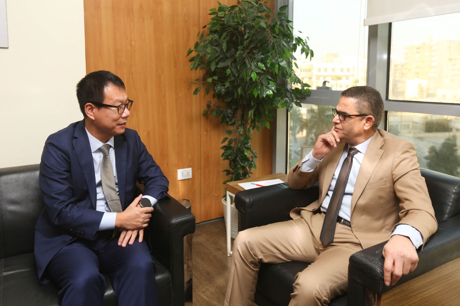 الأستاذ عبد الفتاح عبد المنعم رئيس التحربر أثناء لقائه مع مسئول شركه هاواوي في مصر