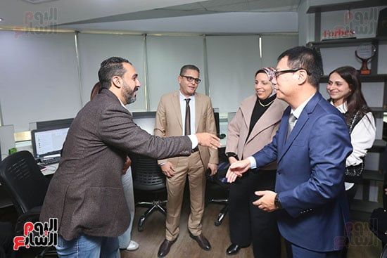 مسئول شركه هاواوي في مصر يزور مقر اليوم السابع (1)