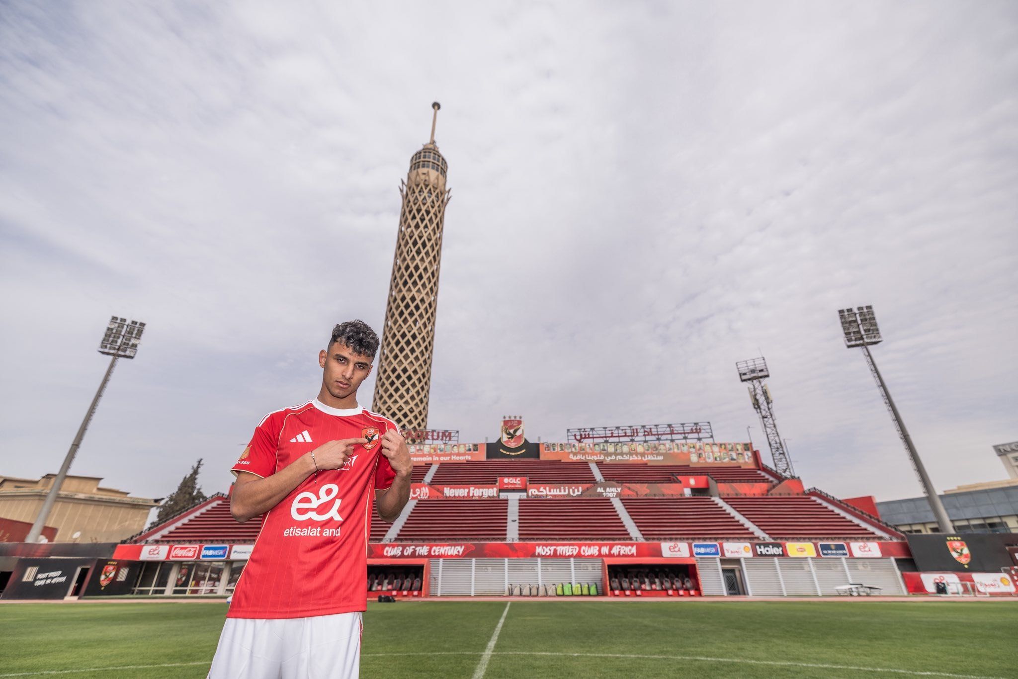 أحمد عيد داخل ملعب مختار التتش عقب الانضمام للاهلى (2) أحمد عيد داخل ملعب مختار التتش عقب الانضمام للاهلى (2)