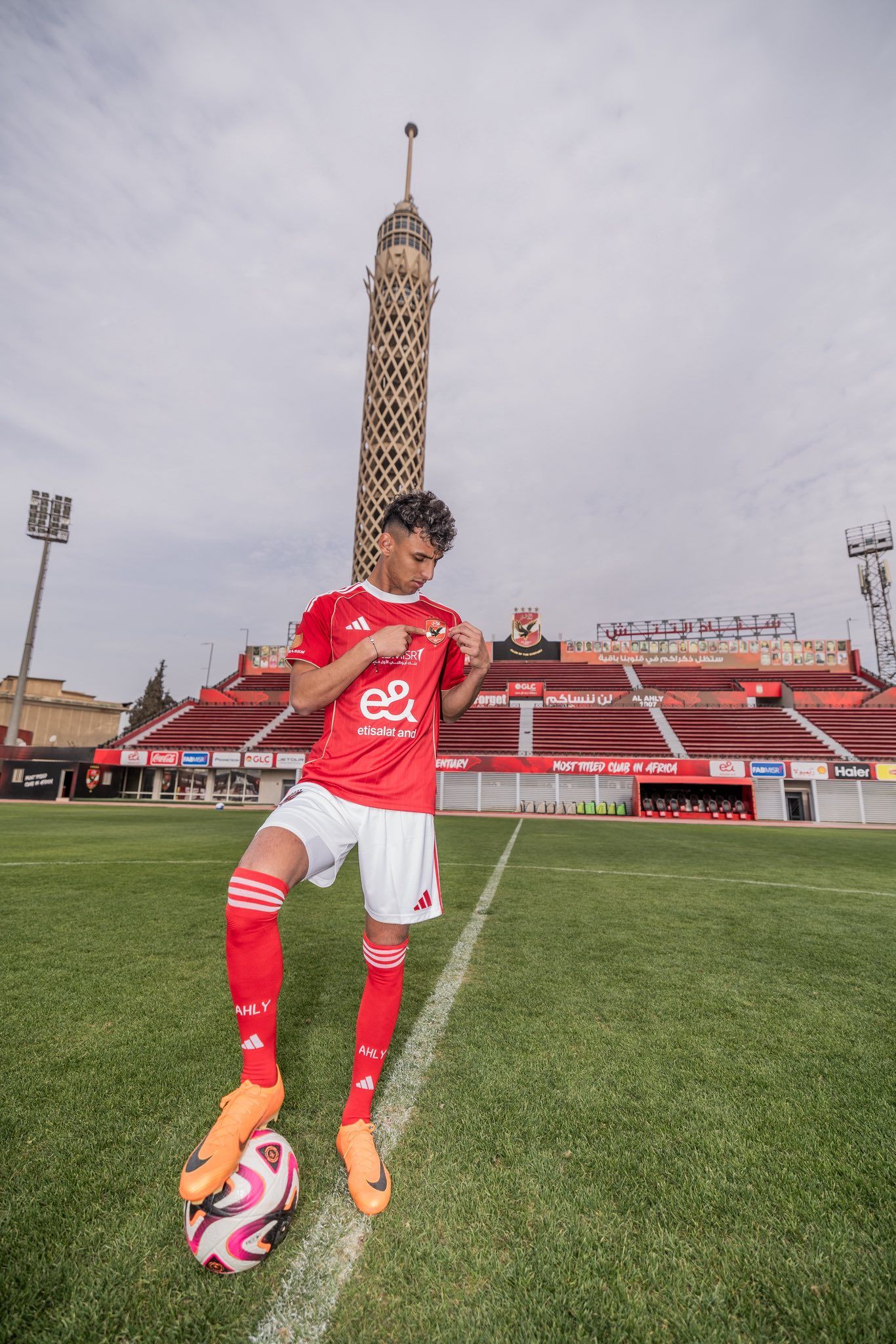 أحمد عيد داخل ملعب مختار التتش عقب الانضمام للاهلى (1) أحمد عيد داخل ملعب مختار التتش عقب الانضمام للاهلى (1)