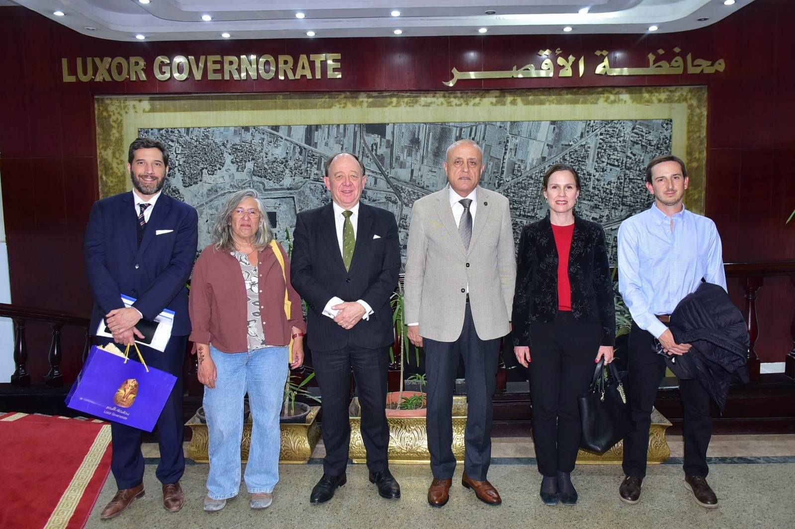 محافظ الأقصر يستقبل سفير الأرجنتين بالقاهرة لبحث سبل التعاون المشترك محافظ الأقصر يستقبل سفير الأرجنتين بالقاهرة لبحث سبل التعاون المشترك