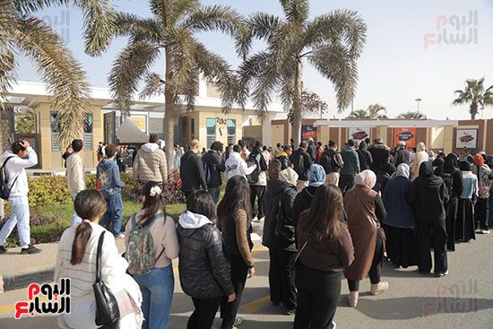 إقبال من الفتيات على المعرض إقبال من الفتيات على المعرض