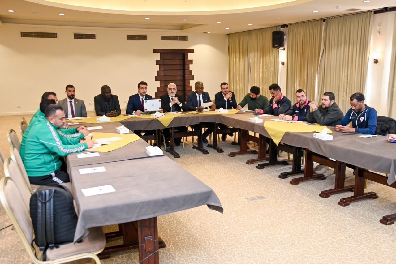 جانب من الاجتماع الفني للقاء الزمالك والمصري جانب من الاجتماع الفني للقاء الزمالك والمصري