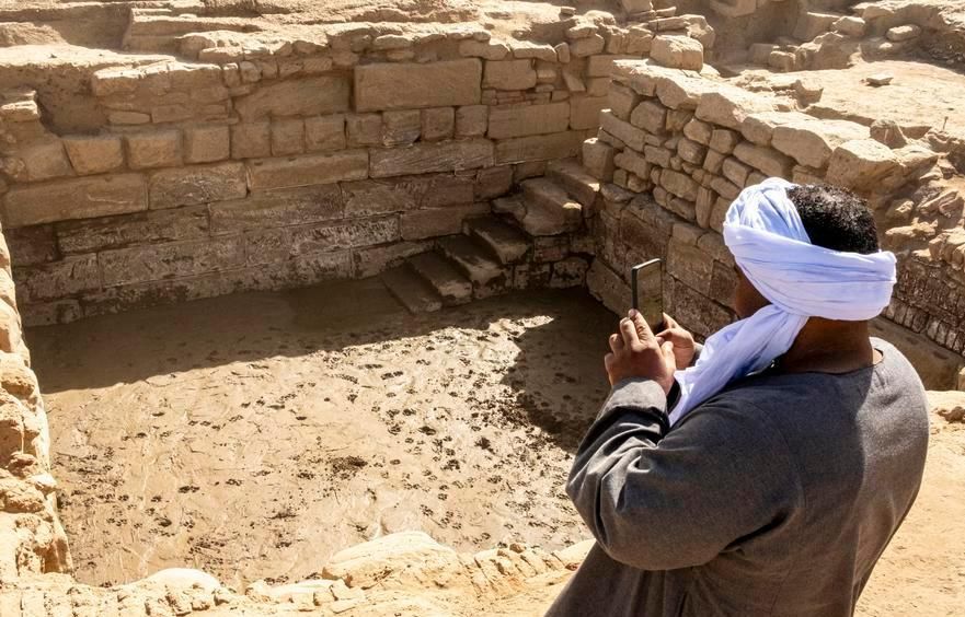 كشف بحيرة مقدسة بمساحة 50 متر فى حفائر البعثة الصينية بالكرنك كشف بحيرة مقدسة بمساحة 50 متر فى حفائر البعثة الصينية بالكرنك