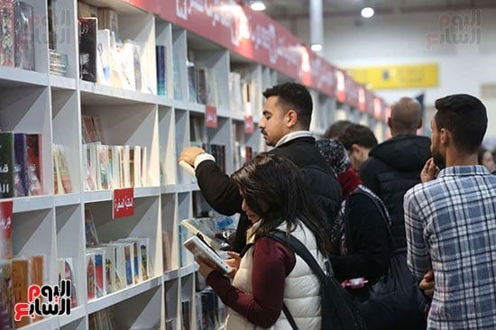 اجواء مليئة بالكتب بالمعرض اجواء مليئة بالكتب بالمعرض