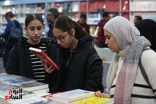 زوار من مختلف الاعمار بالمعرض زوار من مختلف الاعمار بالمعرض