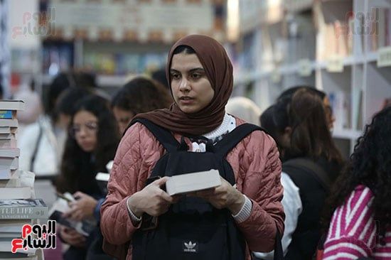 اجواء زحام من داخل معرض الكتاب اجواء زحام من داخل معرض الكتاب