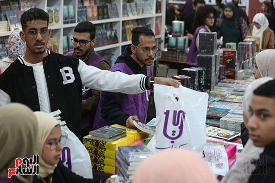 أقبال على شراء الكتب أقبال على شراء الكتب